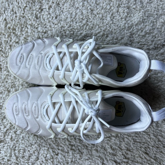 Men’s 7.5/ Women’s 9 Nike Air VaporMax Plus White Sneakers - Picture 2 of 9